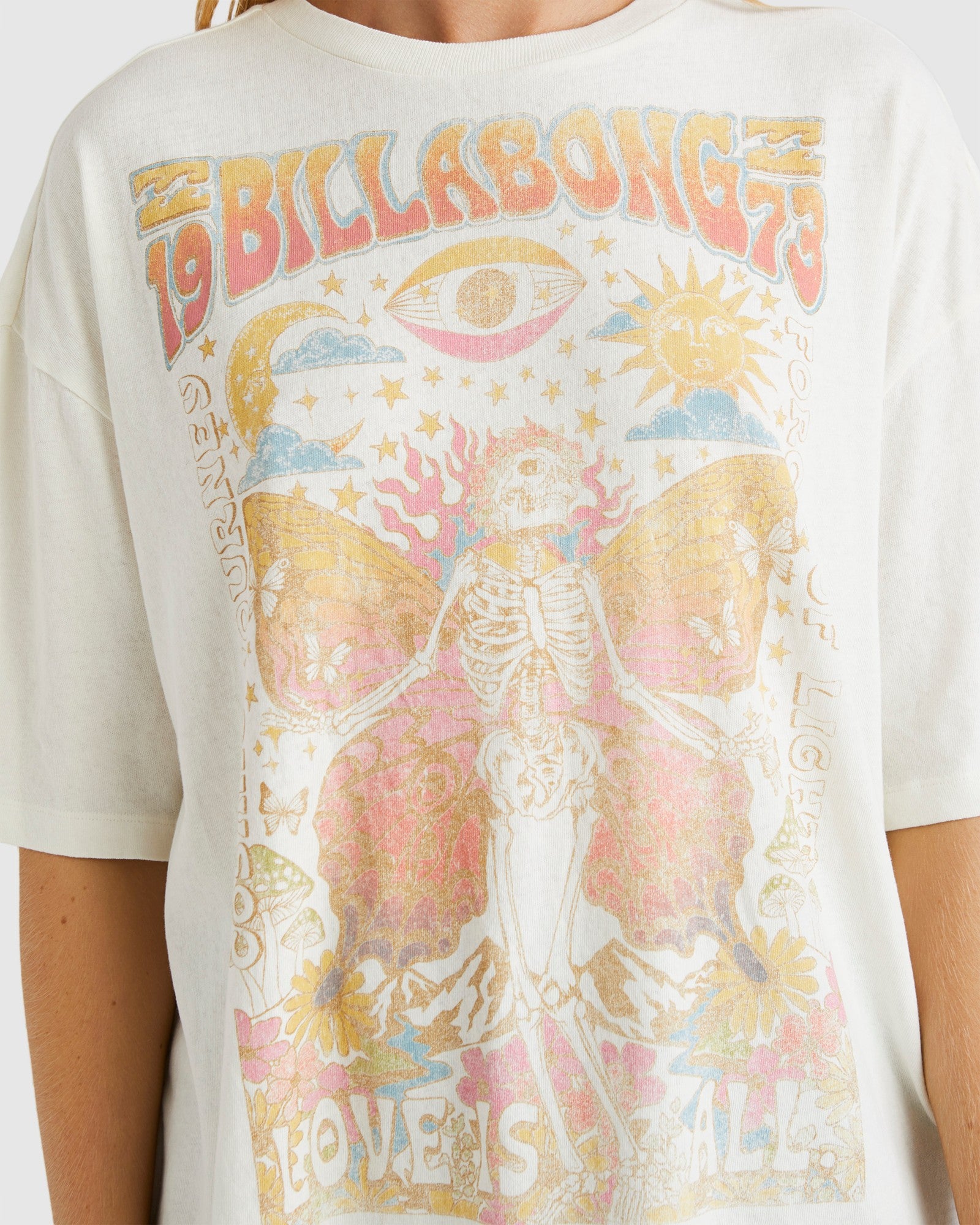 Womens Love Is Allt-Shirt